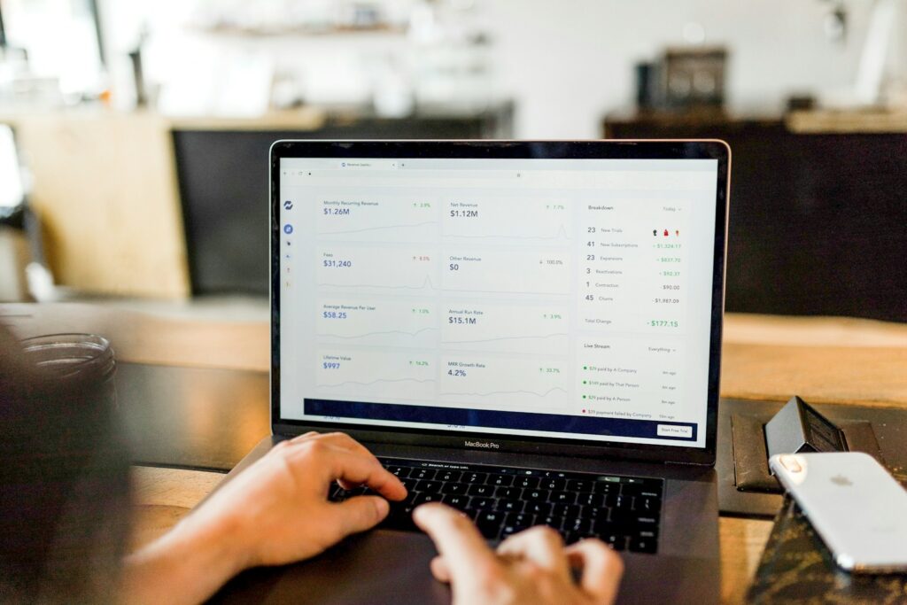 Tela de computador com gráficos de investimentos