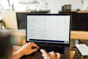 Tela de computador com gráficos de investimentos