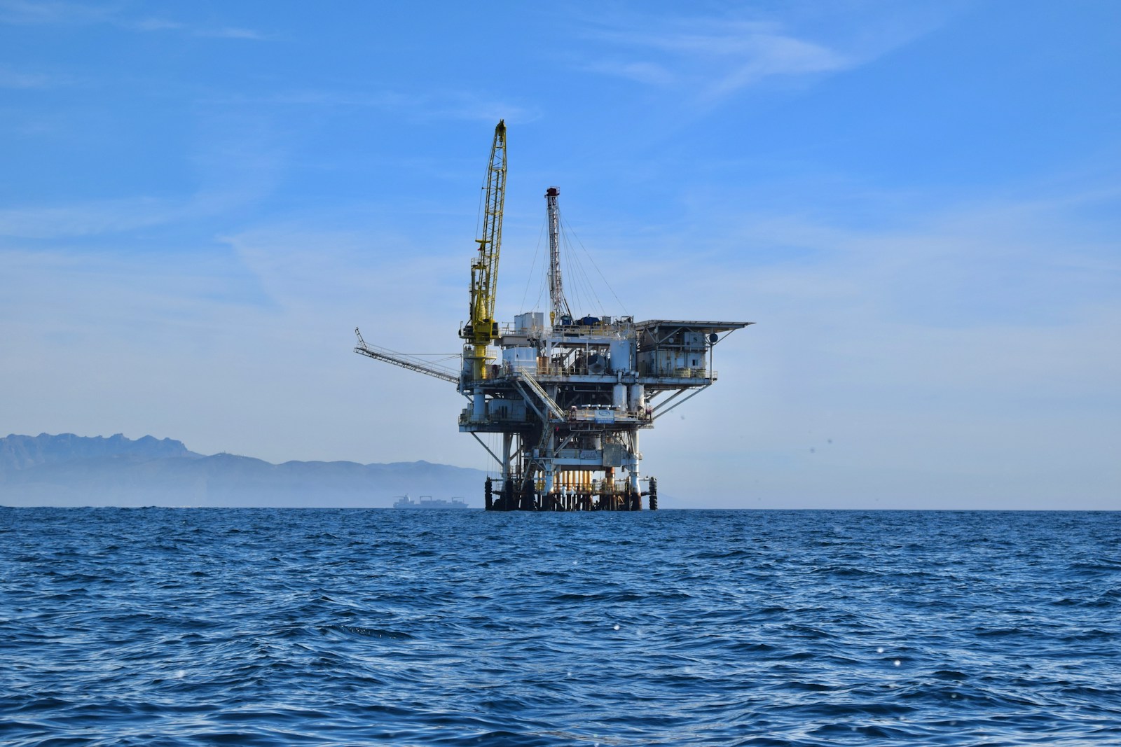 Petróleo em queda: o que a turbulência tarifária revela sobre o futuro da economia global